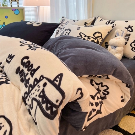 91家纺网 家纺一手货源 找家纺 2024新款原创白色小清新场景牛奶绒单被套 萌趣恐龙