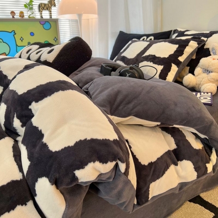 91家纺网 家纺一手货源 找家纺 2024新款原创小清新牛奶绒印花四件套 黑白格调