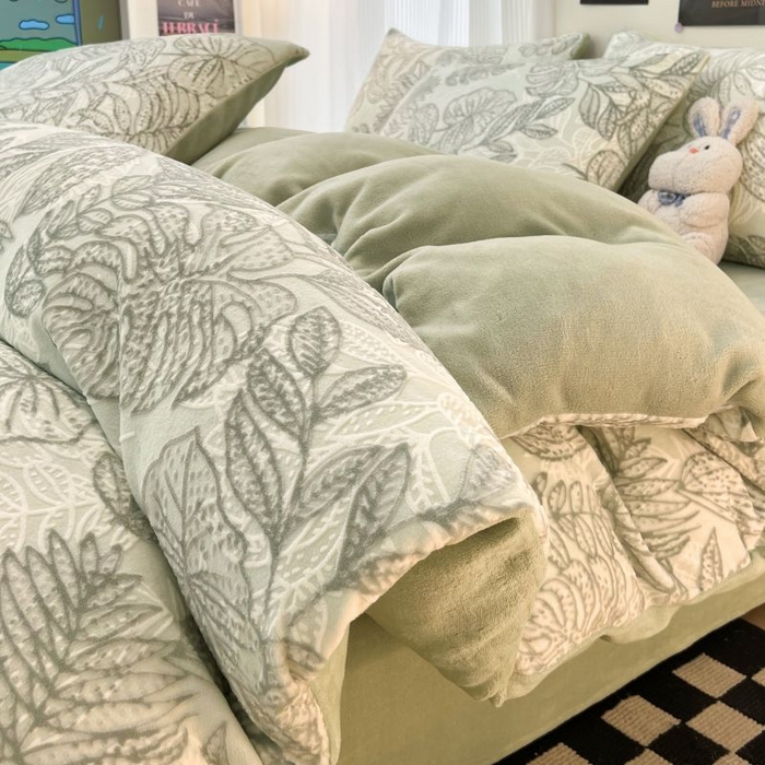 91家纺网 家纺一手货源 找家纺 2024新款原创白色小清新场景雕花牛奶绒单被套四件套 仙贝-绿