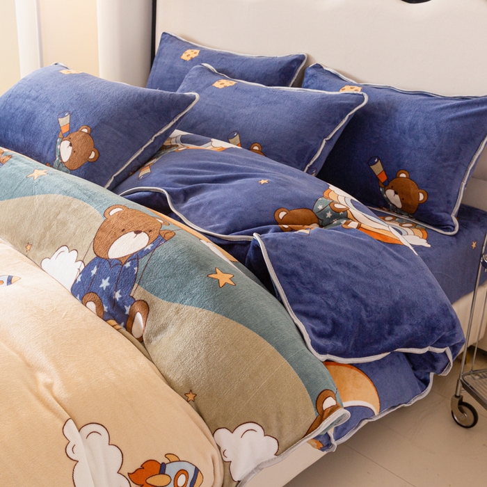 91家纺网 家纺一手货源 找家纺 欧喜璐 2024年新款 8.5-9.5斤加厚牛奶绒金貂绒法莱绒四件套单被套 太空熊