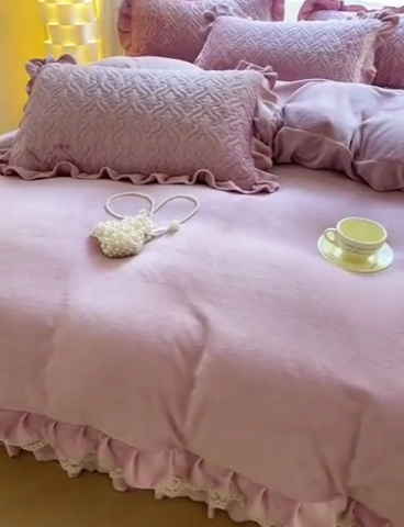 91家纺网 家纺一手货源 找家纺 畅畅家纺 2024新款冬季韩版花边蕾丝牛奶绒床盖四件套 藕紫