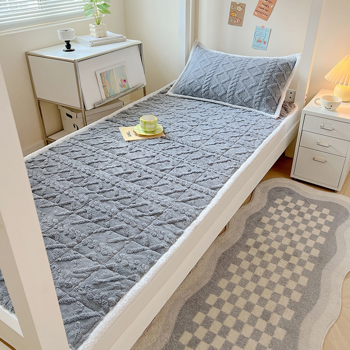 91家纺网 家纺一手货源 找家纺 贝拉梦家纺 2024新款塔肤绒牛奶绒纯色学生宿舍夹棉软床垫子护床垫 羊绒灰