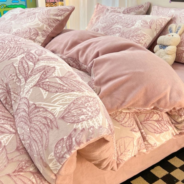 91家纺网 家纺一手货源 找家纺 2024新款原创白色小清新场景雕花牛奶绒单被套四件套 仙贝-粉