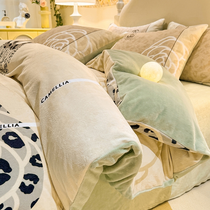 91家纺网 家纺一手货源 找家纺 新方向 2025年 A类全消光牛奶绒四件套-漫步温莎-奶油白