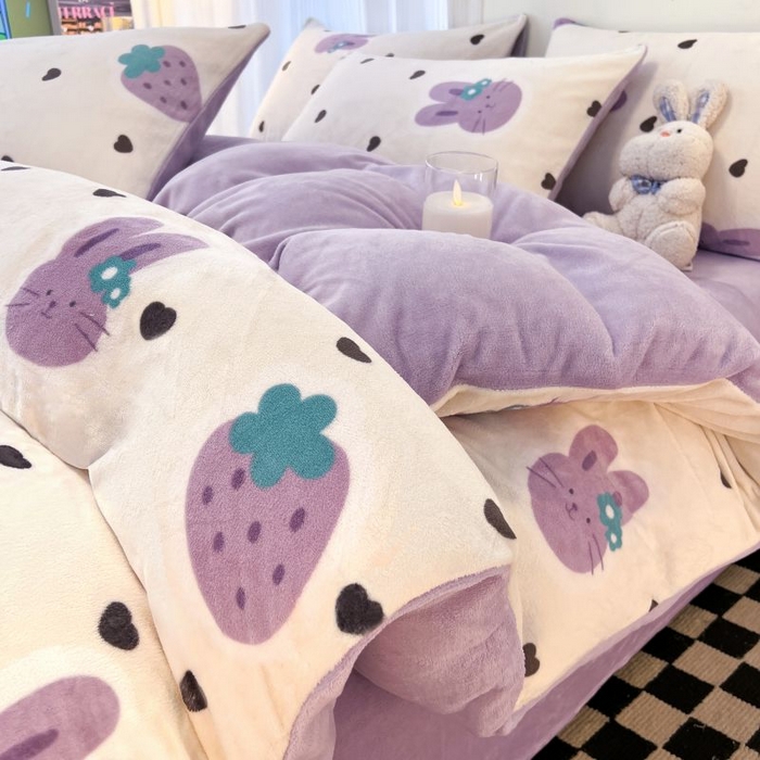 91家纺网 家纺一手货源 找家纺 2024新款原创白色小清新场景牛奶绒单被套 紫色草莓兔