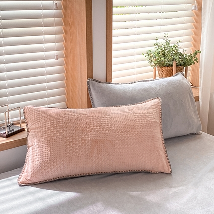 91家纺网 家纺一手货源 找家纺 （总）桃子家居 2024新款A类无印ins华夫格提花烂花雕花剪花三角贝壳边工艺加厚牛奶绒枕套