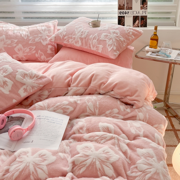 91家纺网 家纺一手货源 找家纺 金爱家 2024新款全消光牛奶绒A类纯色獭兔毛绒立体雕花牛奶绒四件套 兔毛梦蝶粉