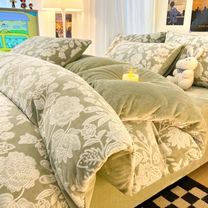 91家纺网 家纺一手货源 找家纺 2024新款原创白色小清新场景雕花牛奶绒单被套四件套 冬日恋歌