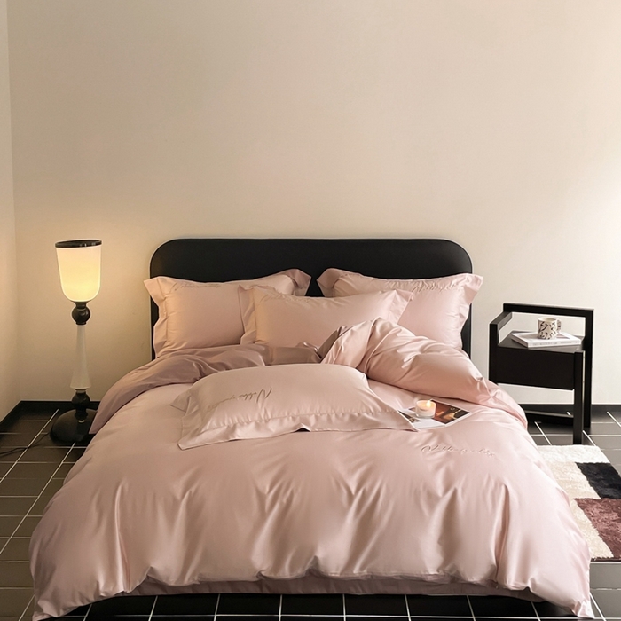 91家纺网 家纺一手货源 找家纺 由丽家纺 2025新款贡缎纯色刺绣双拼隐形双面用四件套 蜜汁粉+米驼