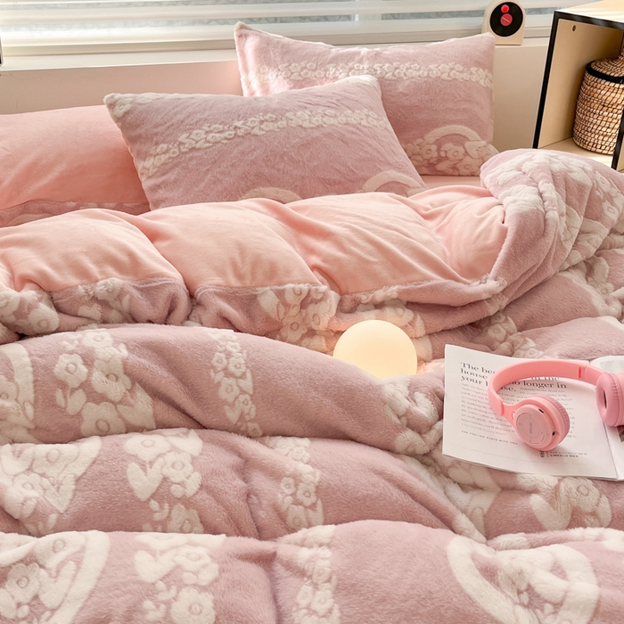 91家纺网 家纺一手货源 找家纺 金爱家 2024新款全消光牛奶绒A类纯色獭兔毛绒立体雕花牛奶绒四件套 兔毛花语粉