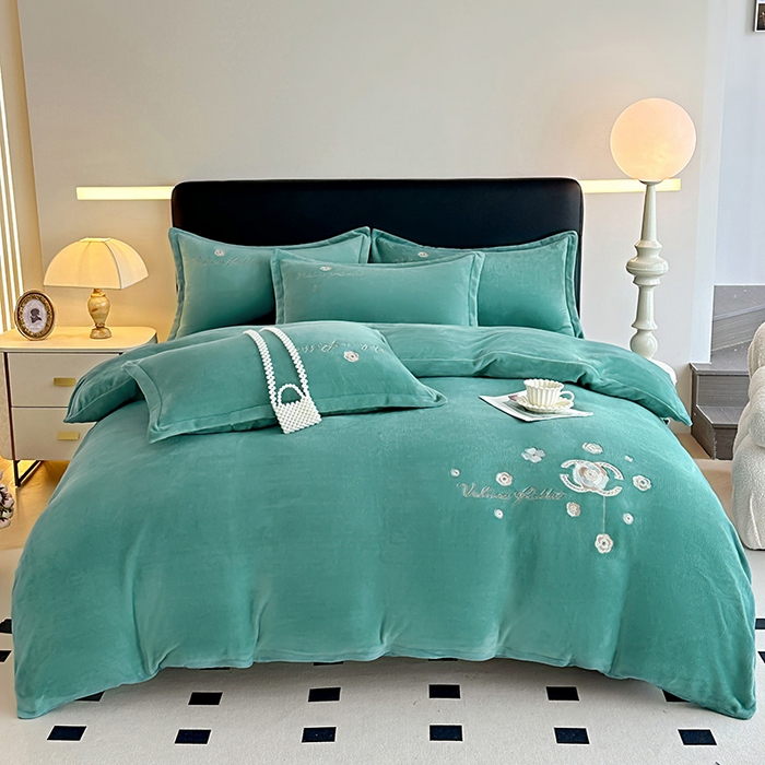 91家纺网 家纺一手货源 找家纺 陌乘坊家纺 2024新款牛奶绒床盖款四件套-香奈 香奈-孔雀绿