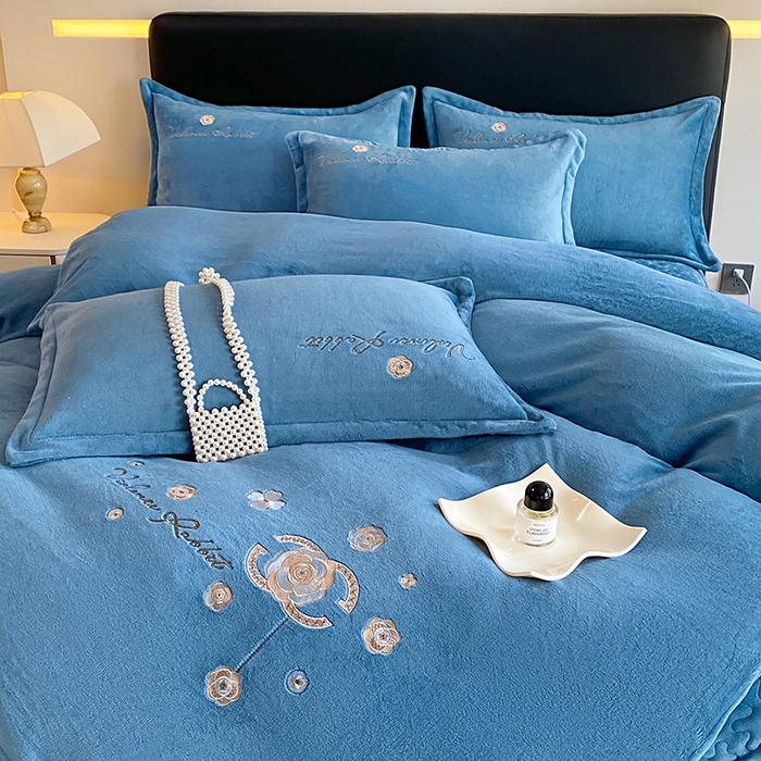 91家纺网 家纺一手货源 找家纺 陌乘坊家纺 2024新款牛奶绒床盖款四件套-香奈 香奈-宾利蓝
