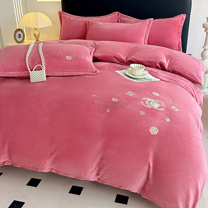 91家纺网 家纺一手货源 找家纺 陌乘坊家纺 2024新款牛奶绒床盖款四件套-香奈 香奈-豆沙色