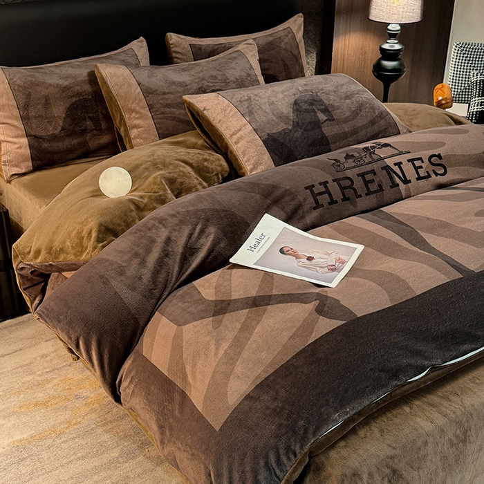 91家纺网 家纺一手货源 找家纺 新方向 2025A类丽丝绒+全消光牛奶绒四件套-奥弗恩-咖啡