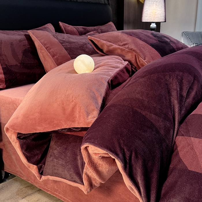 91家纺网 家纺一手货源 找家纺 新方向 2025A类丽丝绒+全消光牛奶绒四件套-奥弗恩-酒红