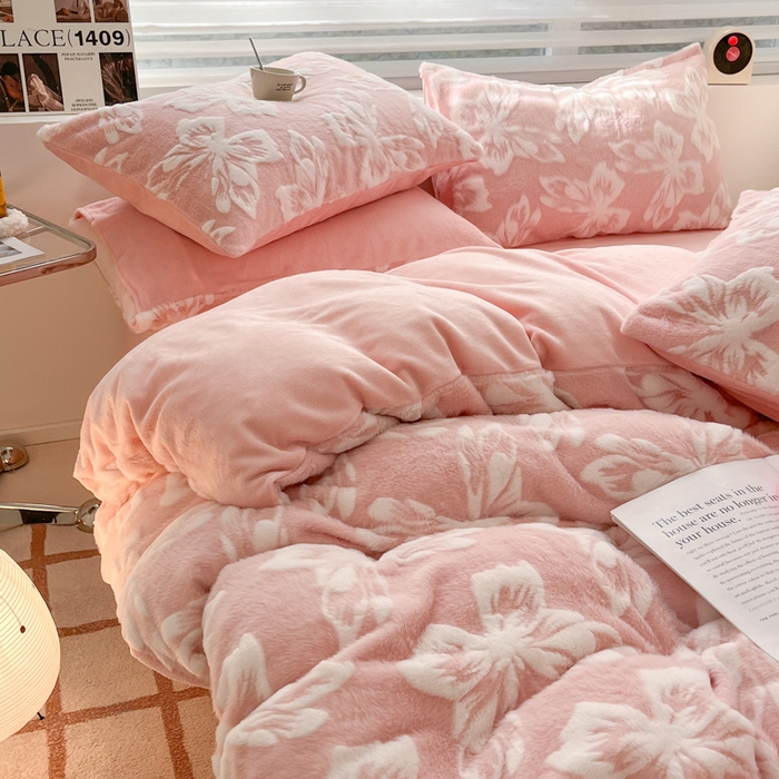 91家纺网 家纺一手货源 找家纺 金爱家 2024新款全消光牛奶绒A类纯色獭兔毛绒立体雕花牛奶绒四件套 兔毛梦蝶粉