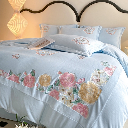 91家纺网 家纺一手货源 找家纺 （总）苹果星家纺 2024新款230克全消光牛奶绒一套4.6公斤刺绣四件套-奢香夫人