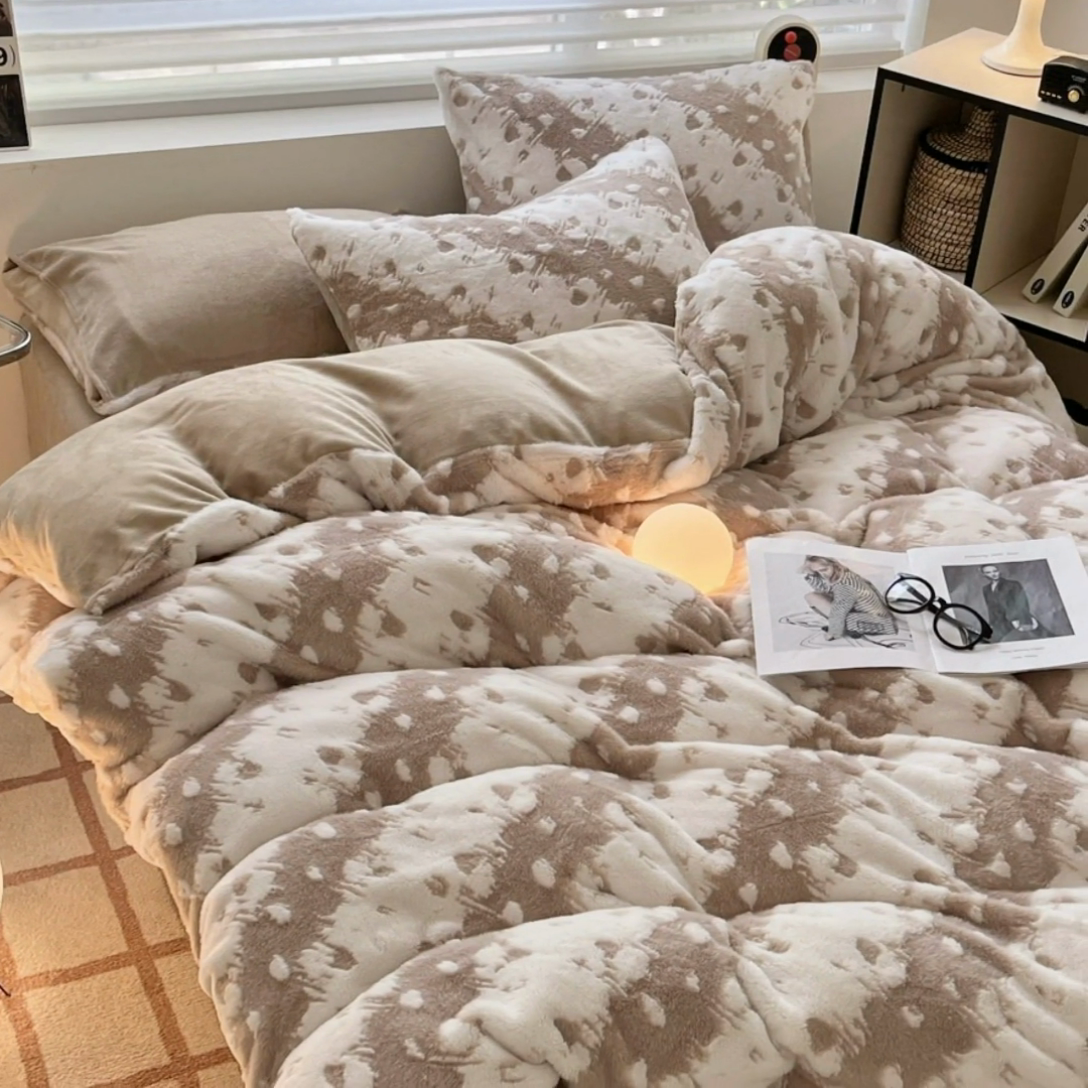 91家纺网 家纺一手货源 找家纺 金爱家 2024新款全消光牛奶绒A类纯色獭兔毛绒立体雕花牛奶绒四件套 兔毛意境咖