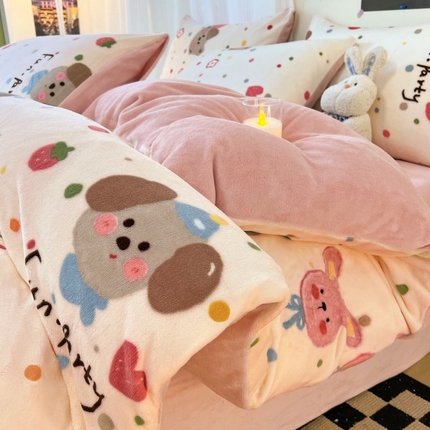 91家纺网 家纺一手货源 找家纺 2024新款原创白色小清新场景牛奶绒单被套 糖果屋