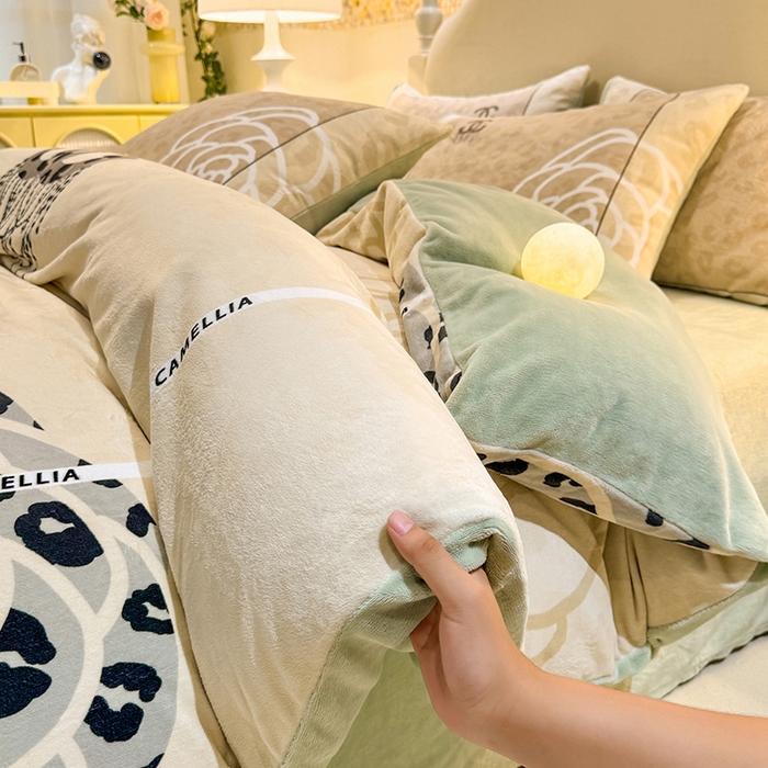 91家纺网 家纺一手货源 找家纺 新方向 2025年 A类全消光牛奶绒四件套-漫步温莎-奶油白