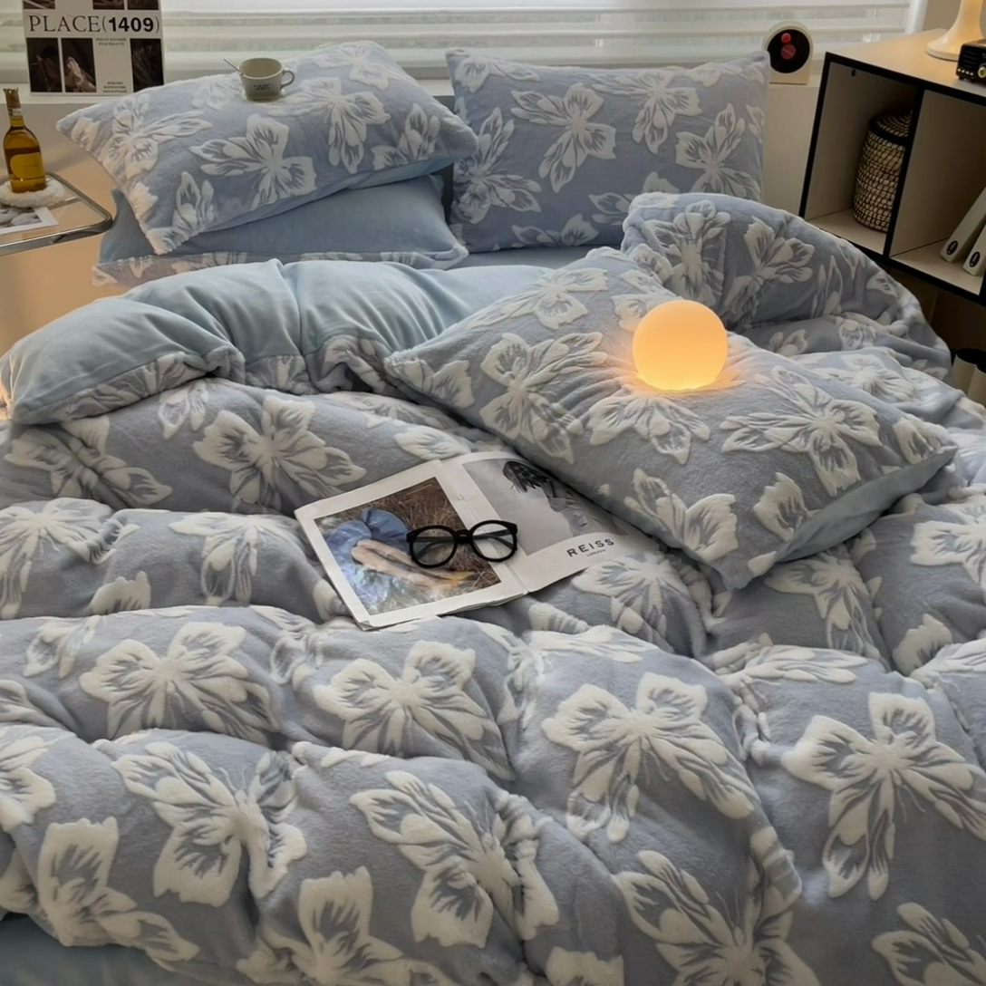 91家纺网 家纺一手货源 找家纺 金爱家 2024新款全消光牛奶绒A类纯色獭兔毛绒立体雕花牛奶绒四件套 兔毛梦蝶兰