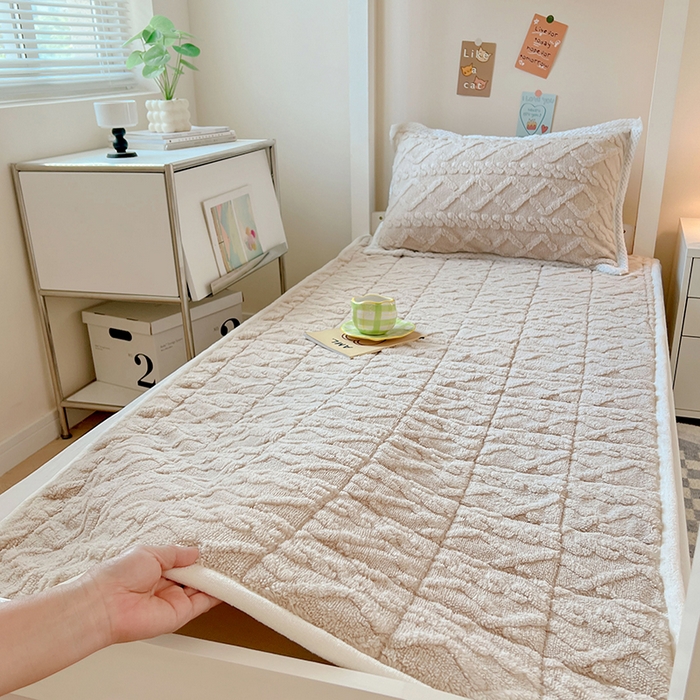 91家纺网 家纺一手货源 找家纺 贝拉梦家纺 2024新款塔肤绒牛奶绒纯色学生宿舍夹棉软床垫子护床垫 奶丝米