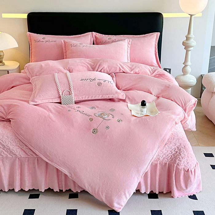 91家纺网 家纺一手货源 找家纺 陌乘坊家纺 2024新款牛奶绒床盖款四件套-香奈 香奈-樱花粉