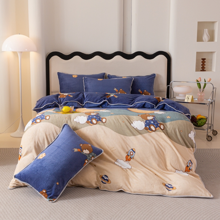 91家纺网 家纺一手货源 找家纺 欧喜璐 2024年新款 8.5-9.5斤加厚牛奶绒金貂绒法莱绒四件套单被套 太空熊