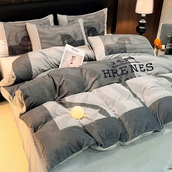 91家纺网 家纺一手货源 找家纺 新方向  2025A类丽丝绒+全消光牛奶绒四件套-奥弗恩-浅灰