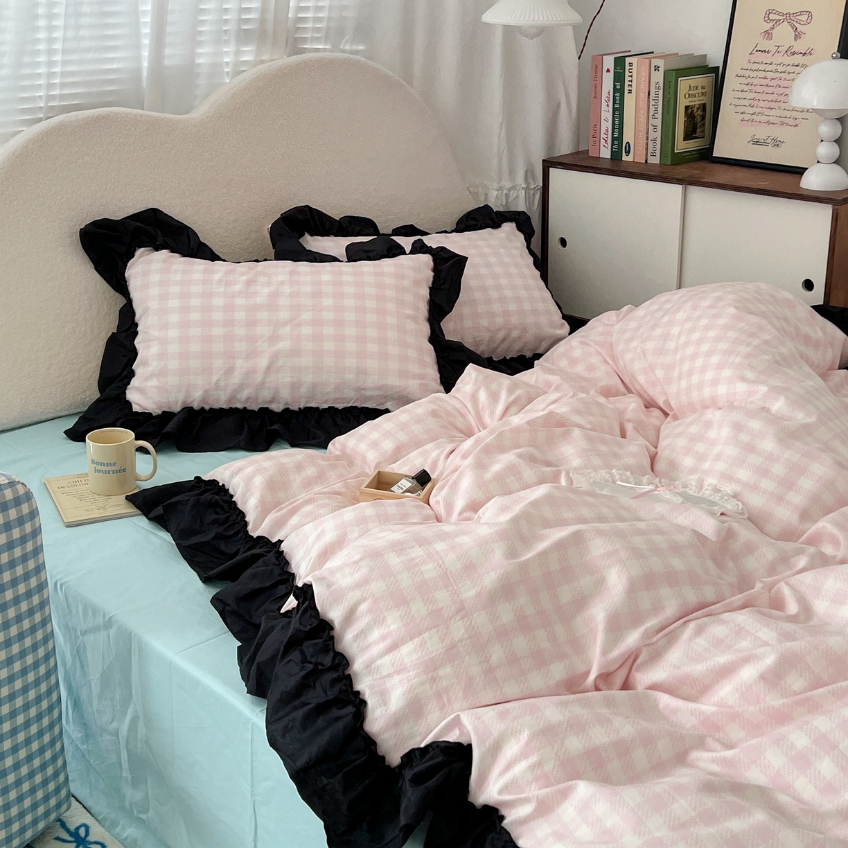 91家纺网 家纺一手货源 找家纺 昔可家纺 2024黑色贴边花边款格子系列四件套 缪缪粉格