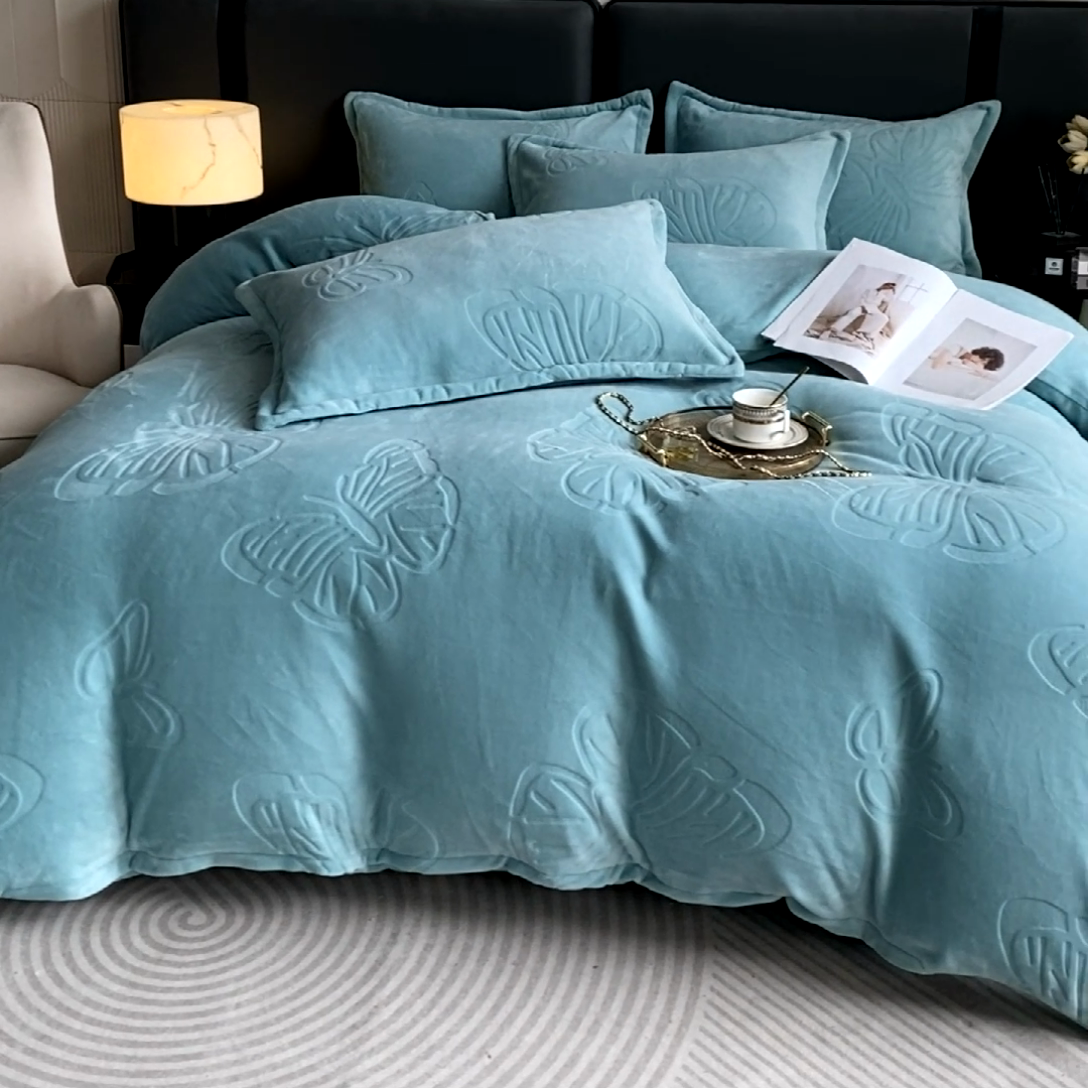 91家纺网 家纺一手货源 找家纺 一左一右 2024新款高克重加厚230克剪花雕花牛奶绒四件套7D立体蝴蝶纯色简约床笠 湖绿