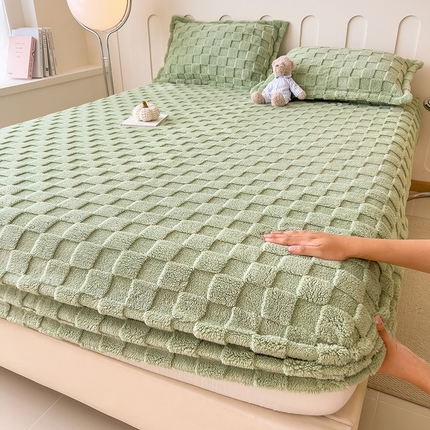 91家纺网 家纺一手货源 找家纺 世纪绒品 2025直播爆款牛奶绒塔芙绒纯色雕花床笠 水立方-草绿
