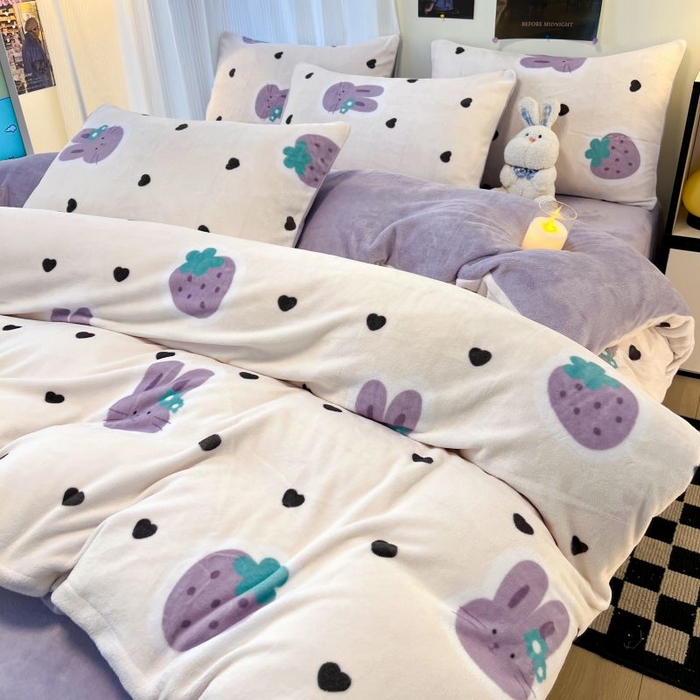 91家纺网 家纺一手货源 找家纺 2024新款原创白色小清新场景牛奶绒单被套 紫色草莓兔