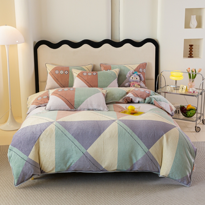 91家纺网 家纺一手货源 找家纺 欧喜璐 2024年新款 8.5-9.5斤加厚牛奶绒金貂绒法莱绒四件套单被套 几何风情