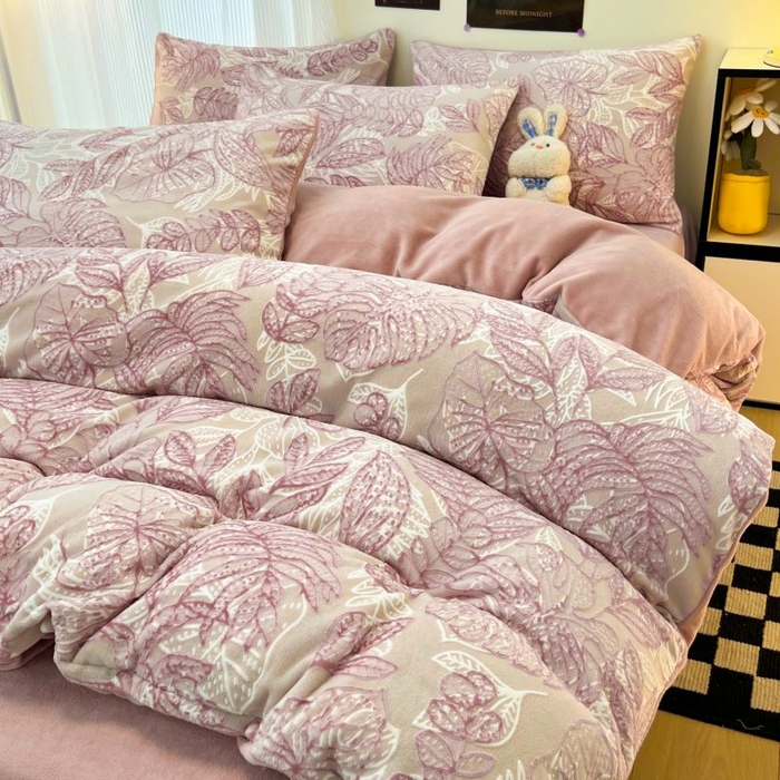 91家纺网 家纺一手货源 找家纺 2024新款原创白色小清新场景雕花牛奶绒单被套四件套 仙贝-粉