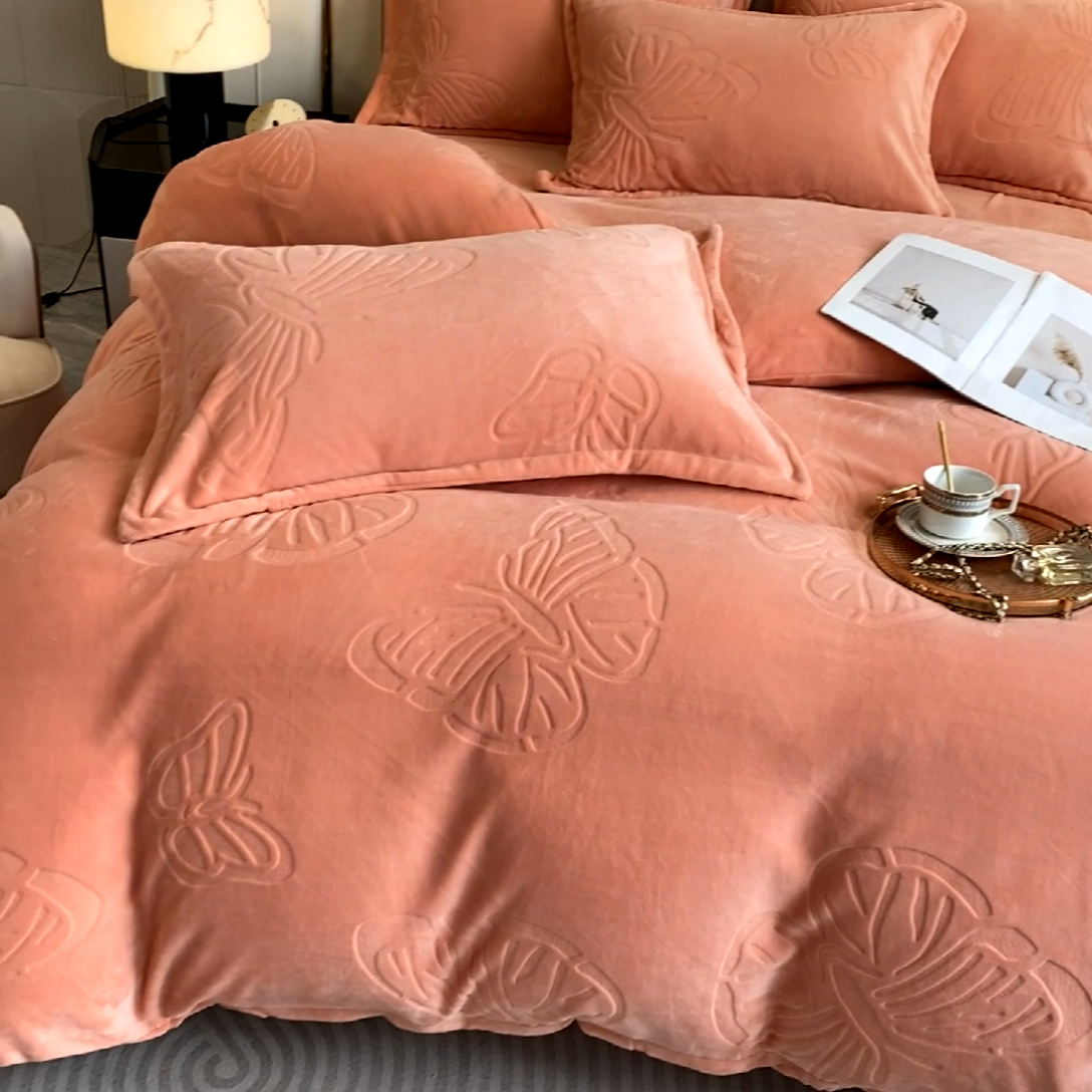 91家纺网 家纺一手货源 找家纺 一左一右 2024新款高克重加厚230克剪花雕花牛奶绒四件套7D立体蝴蝶纯色简约床笠 迷人粉