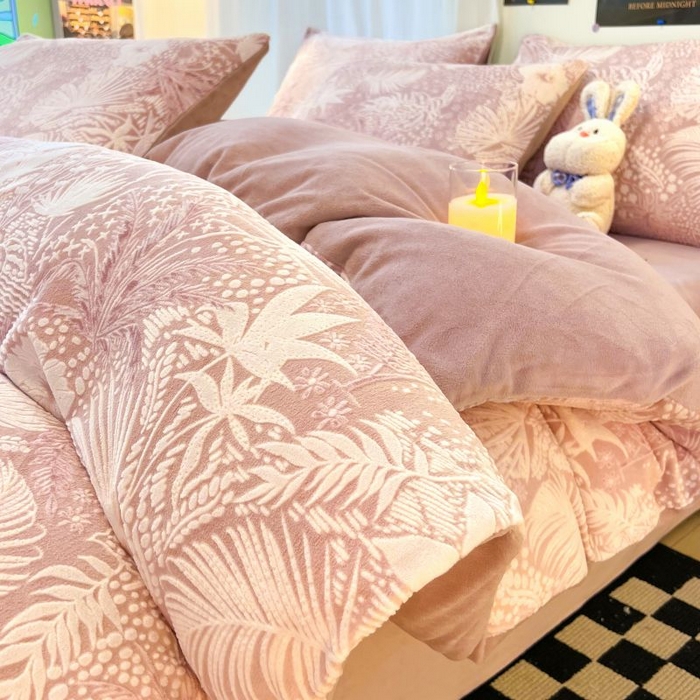 91家纺网 家纺一手货源 找家纺 2024新款原创白色小清新场景雕花牛奶绒单被套四件套 叶语-粉