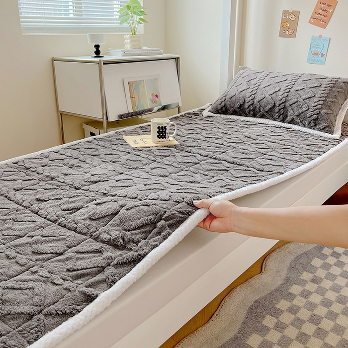 91家纺网 家纺一手货源 找家纺 贝拉梦家纺 2024新款塔肤绒牛奶绒纯色学生宿舍夹棉软床垫子护床垫 古鼎灰