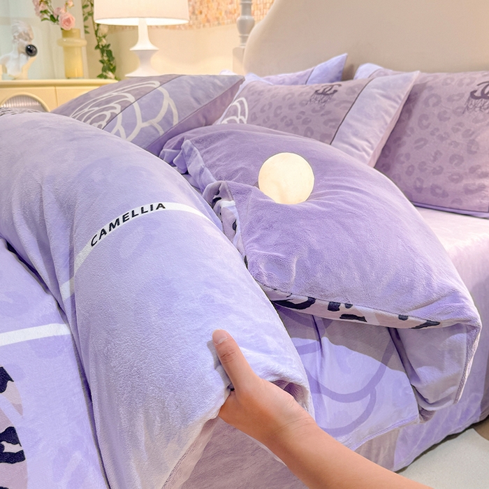 91家纺网 家纺一手货源 找家纺 新方向 2025年 A类全消光牛奶绒四件套-漫步温莎-莫奈紫