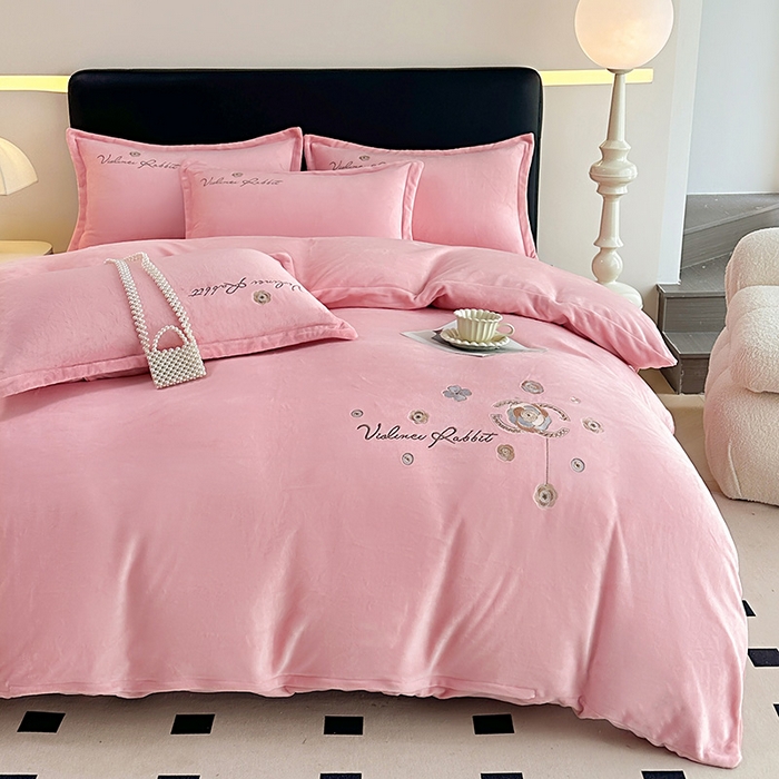 91家纺网 家纺一手货源 找家纺 陌乘坊家纺 2024新款牛奶绒床盖款四件套-香奈 香奈-樱花粉