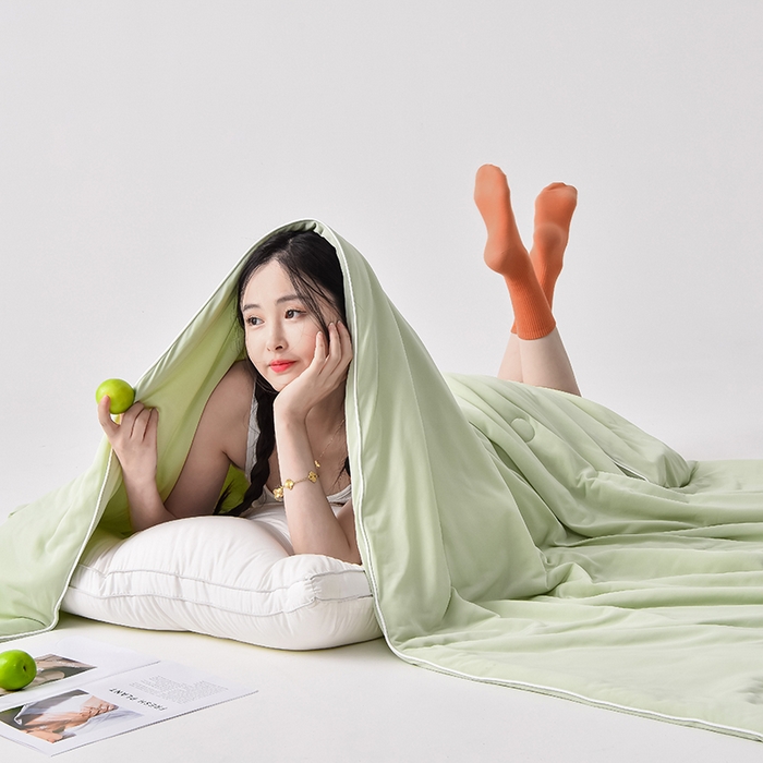 91家纺网 家纺一手货源 找家纺 2024新款凉感丝100%锦纶170克凉感丝冰淇淋A类抗菌夏凉被空调被 牛油果绿