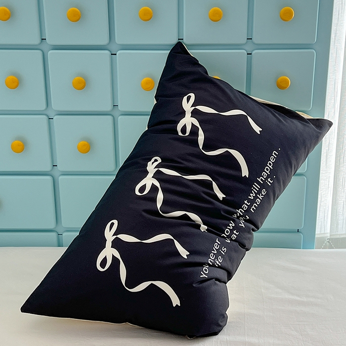 91家纺网 家纺一手货源 找家纺 昔可家纺 2024新款数码印花单品枕套系列-ins风系列 黑色丝带蝴蝶结