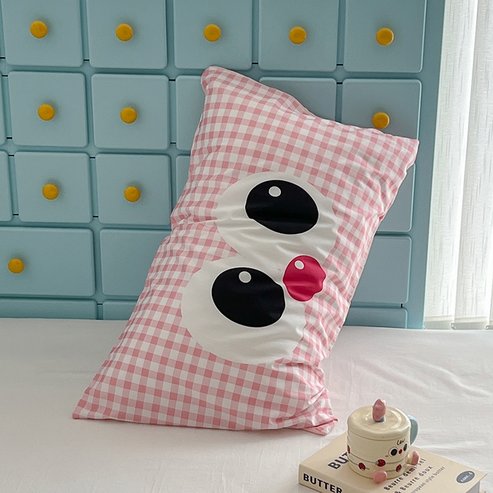 91家纺网 家纺一手货源 找家纺 昔可家纺 2024新款数码印花单品枕套系列-卡通系列 粉格大眼仔