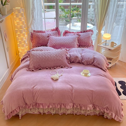 91家纺网 家纺一手货源 找家纺 畅畅家纺 2024新款冬季韩版花边蕾丝牛奶绒床盖四件套 藕紫