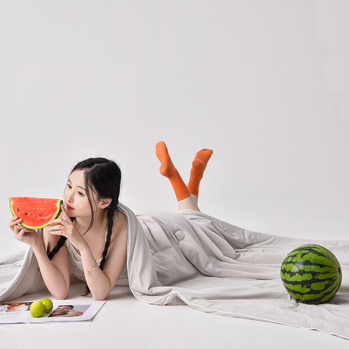 91家纺网 家纺一手货源 找家纺 2024新款凉感丝100%锦纶170克凉感丝冰淇淋A类抗菌夏凉被空调被 高级灰