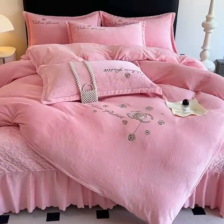 91家纺网 家纺一手货源 找家纺 陌乘坊家纺 2024新款牛奶绒床盖款四件套-香奈 香奈-樱花粉