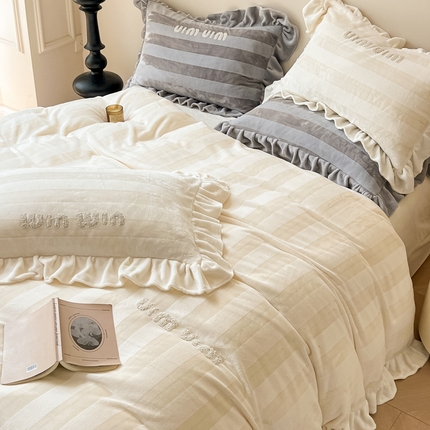 91家纺网 家纺一手货源 找家纺 （总）2024新款牛奶绒韩版花边四件套AB双色纱提花系列绒套件-丽贝卡