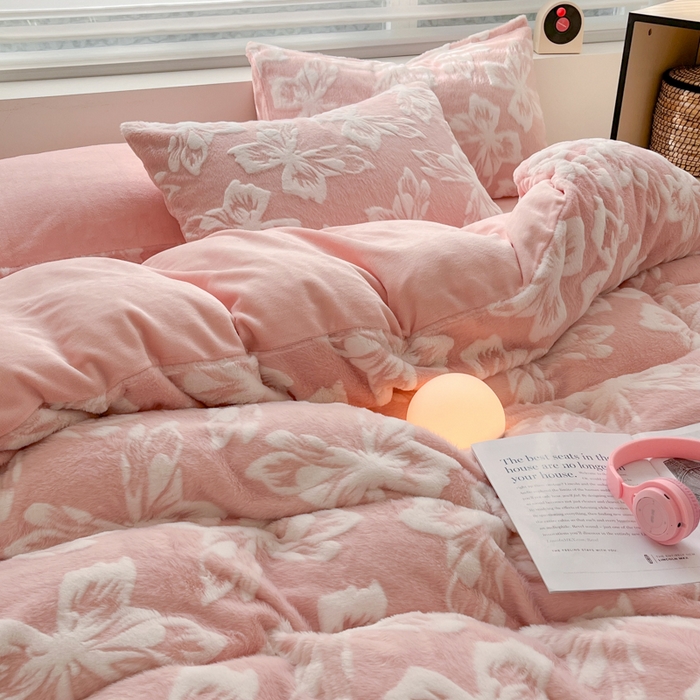 91家纺网 家纺一手货源 找家纺 金爱家 2024新款全消光牛奶绒A类纯色獭兔毛绒立体雕花牛奶绒四件套 兔毛梦蝶粉