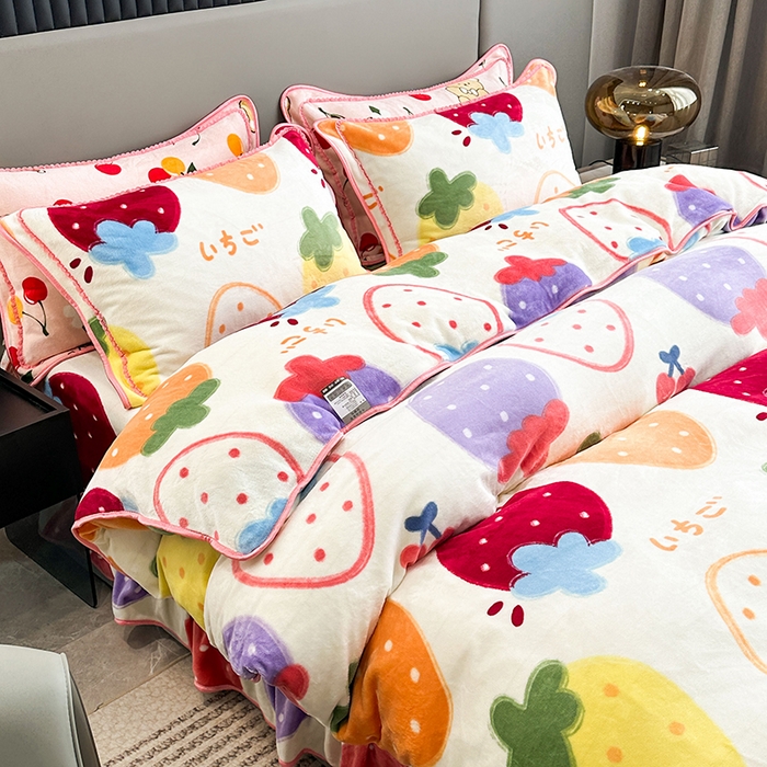 91家纺网 家纺一手货源 找家纺 欧喜璐 2024年新款 8.5-9.5斤加厚牛奶绒金貂绒法莱绒四件套单被套 草莓