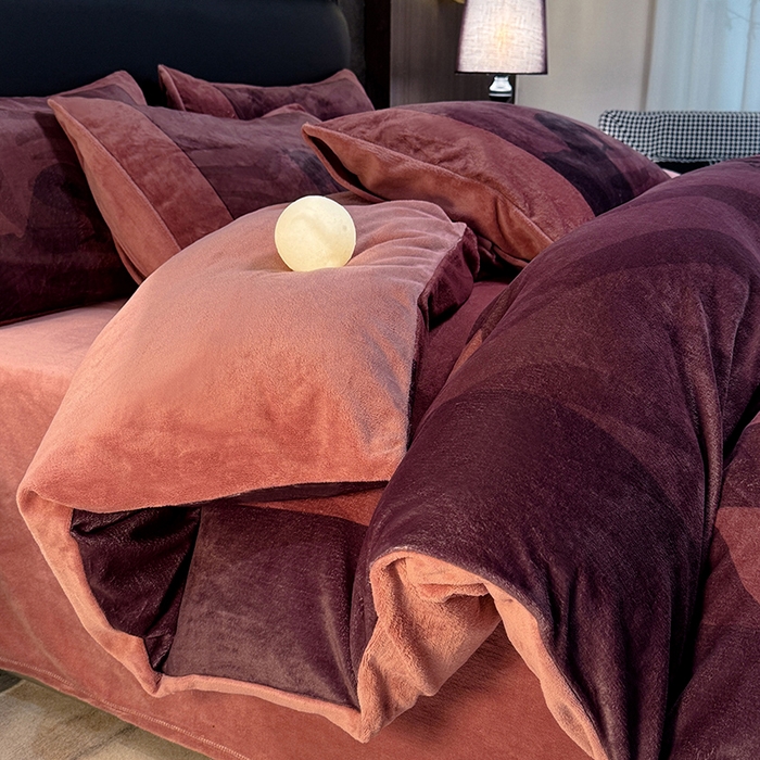 91家纺网 家纺一手货源 找家纺 新方向 2025A类丽丝绒+全消光牛奶绒四件套-奥弗恩-酒红
